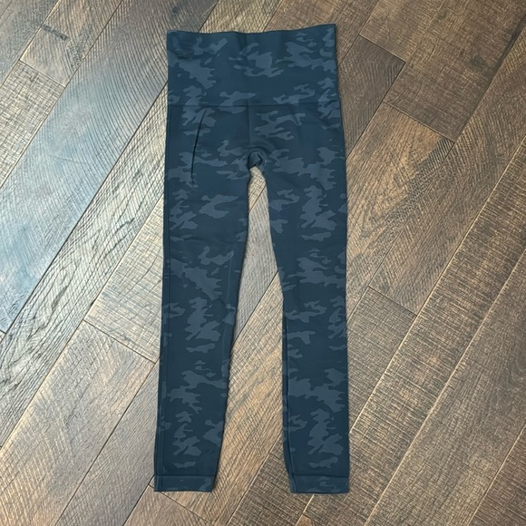 Spanx Medium Leggings Look at Me Now in Black Camo - Picture 4 of 9